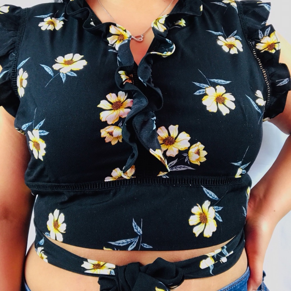 Flower print crop top🖤💛🖤💛🌼